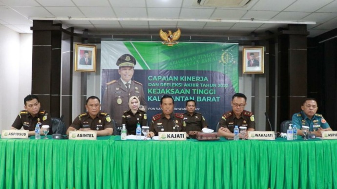 Kepala Kejaksaan Tinggi Kalimantan Barat Masyhudi didampingi Wakajati Kalbar Purwanto Joko Irianto, Asintel Taliwondo, Aspidsus Bambang Yunianto Eko Putro, Aspid Militer Letkol Chk Taryono, saat menggelar pres rilis capaian kerja Kejaksaan Tinggi Kalimant