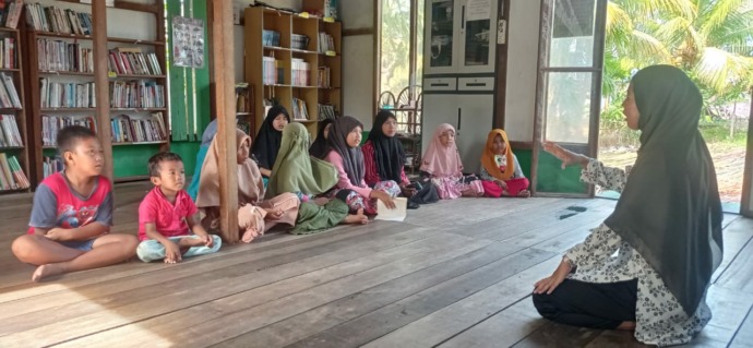 Anak-anak di Dusun Parit Pangeran sedang mengikuti kegiatan yang digelar di Kampung Baca Tanjung Saleh oleh Siti Badariah. RAMSES/PONTIANAK POST