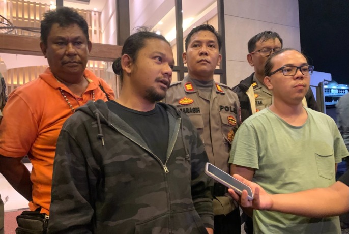 Pihak panitia konser Dewa di Pontianak saat memeberikan penjelasan pemabatalan konser di tangga 2 Desember 2022. (Shando Safel/Pontianak Post)