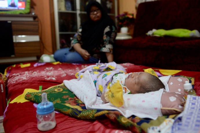 BAYI TEMUAN: Kondisi bayi malang yang ditemukan warga di teras rumahnya Jalan Wonodadi I, Desa Arang Limbung, Kecamatan Sungai Raya, Kabupaten Kubu Raya, Rabu (7/12). Bayi malang tersebut saat ini dititip rawat di rumah ketua RT setempat. (ARIEF NUGROHO/P