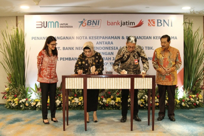 (ki-ka) SEVP Bisnis Digital BNI Rian Kaslan, Wakil Direktur Utama BNI Adi Sulistyowati, Direktur Utama Bank Jatim Busrul Iman, dan Komisaris Utama Bank Jatim Suprajarto dalam Penandatanganan Nota Kesepahaman BNI dan Bank Jatim di Ballroom Grha BNI Sudirma