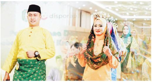 BUSANA : Peserta lomba busana baju kurung dan telok belanga tengah memeragakan busananya. DISPORAPAR KALBAR FOR PONTIANAK POST