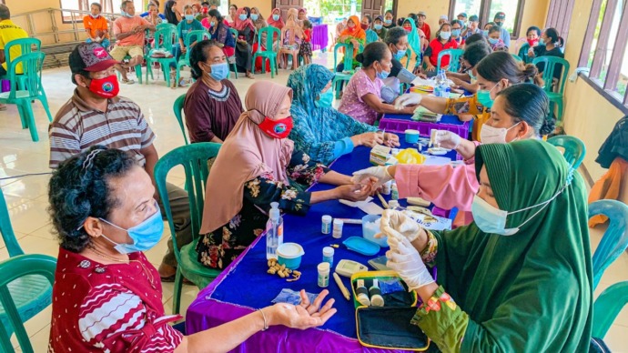 PENGOBATAN GRATIS: Masyarakat mengikuti pengobatan gratis yang dilaksanakan PT. CMI di Kecamatan Air Upas. (IST)