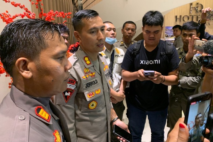 BATAL KONSER: Kapolres Kubu Raya AKBP Jerrold HY Kumontoy memberikan keterangan pers batalnya konser Dewa-19 di Qubu Resort, Kubu Raya, Kamis (1/12). Sementara pihak EO Sagaphoria merencanakan akan menjadwal ulang konser. (SHANDO SAFELA/PONTIANAK POST)