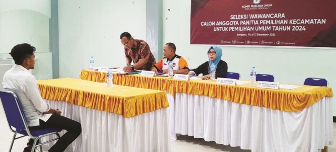 WAWANCARA : Salah satu momen saat Komisioner KPU Sanggau melakukan tes wawancara calon PPK di salah satu hotel di Kota Sanggau, Senin (12/12). KPU SANGGAU FOR PONTIANAK POST