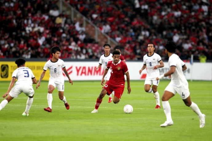 BEREBUT BOLA: Pesepak bola Timnas Indonesia Ricky Kambuya (tengah) berebut bola dengan pesepak bola Timnas Kamboja dalam pertandingan grup A Piala AFF 2022 di Stadion Utama gelora Bung Karno (SUGBK), Jakarta, Jumat (23/12). (HARITSAH ALMUDATSIR/JAWA POS)