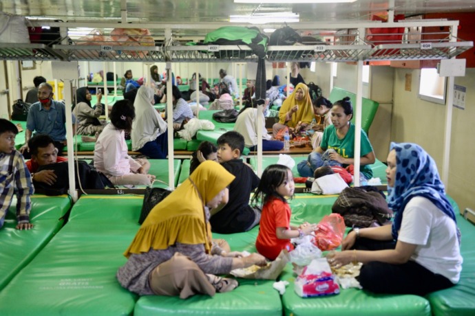 NAIK KAPAL: Suasana di dek penumpang ekonomi di KM Lawit tujuan Pontianak-Jakarta, Rabu (14/12). KM Lawit merupakan salah satu kapal yang disiapkan oleh PT. Pelni untuk menghadapi Natal dan Tahun Baru (Nataru). (ARIEF NUGROHO/PONTIANAK POST)