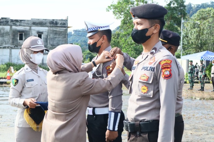 GELAR PASUKAN: Apel gelar pasukan yang dipimpin Sekda Kayong Utara Hilaria Yusnani didampingi Kapolres Kayong Utara Arief Hidayat. IST
