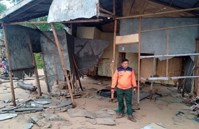 RUSAK PARAH: Salah satu rumah yang berada di bibir pantai, tepatnya di Dusun Sungai Tengar, Desa Mekar Utama, Kecamatan Kendawangan, rusak parah diterjang gelombang tinggi, Jumat (23/12) lalu. IST