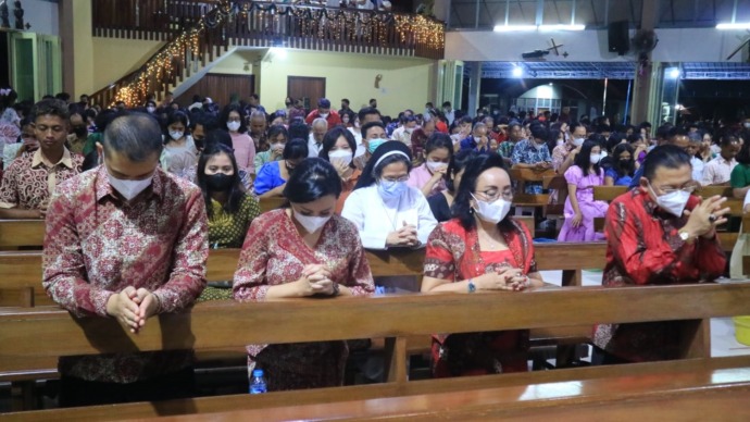 KHIDMAT: Keluarga besar anggota DPR RI Fraksi PDIP Cornelis mengikuti Misa Natal di Gereja Salib Suci Ngabang, Minggu (25/12). IST