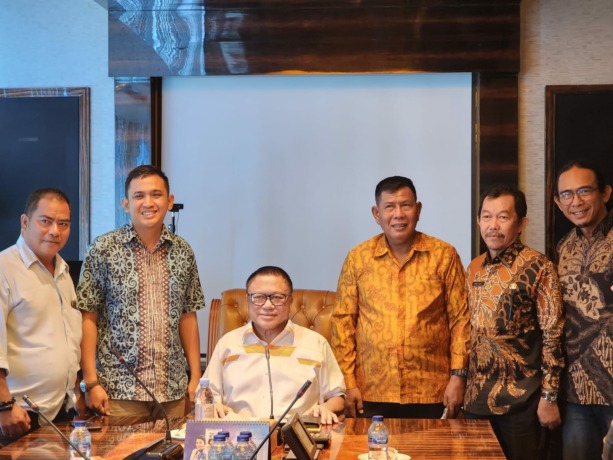 KOPI : Bupati Kayong Utara Citra Duani saat menggelar pertemuan dengan Oesman Sapta Odang (OSO) di Jakarta membahas perkembangan Kopi di Kayong Utara. Pada pertemuan tersebut turut dihadiri Founder Kojal Coffee Plantation, Gusti Iwan Darmawan, Kepala Dina