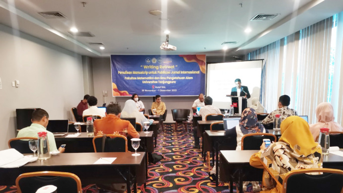 PEMBUKAAN: Sambutan Dekan Fakultas MIPA pada acara Writing Retreat di Hotel Ibis, Pontianak, kemarin (30/11). ISTIMEWA