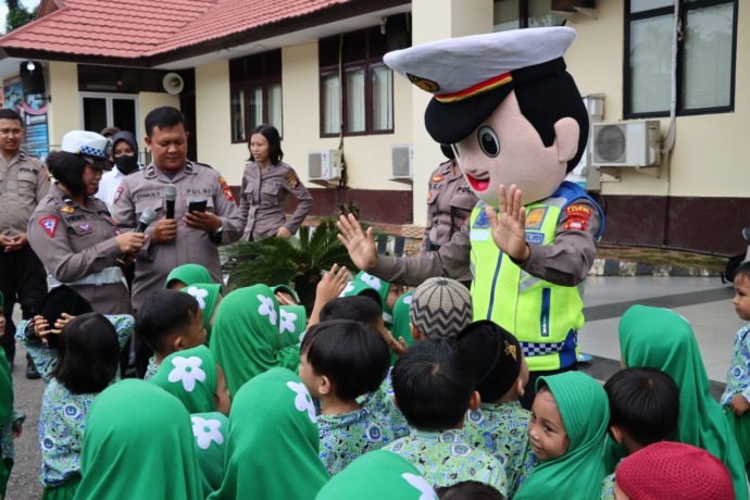 Siswa TK diajak berkenalan dengan profesi polisi di Mapolres Landak, Kamis (8/12). (IST)