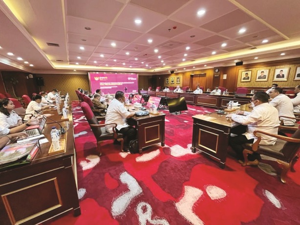 RAPAT : Tim Pemkab Sintang untuk mengadakan rapat dengan Tim Kementerian Pemberdayaan Aparatur Negara dan Reformasi Birokrasi Republik Indonesia, dalam persiapan untuk dimulainya pembangunan Mall Pelayanan Publik Kabupaten Sintang, beberapa waktu lalu. KO