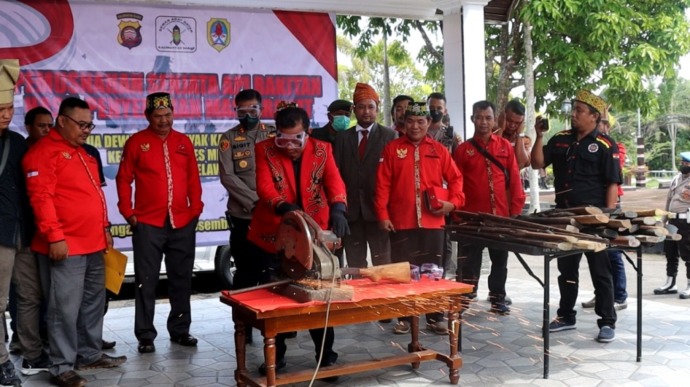 MUSNAHKAN SENPI: Polres Melawi melakukan pemusnahan 38 pucuk senpi rakitan jenis lantak dan bomen hasil penyerahan masyarakat melalui DAD Kabupaten Melawi. ISTIMEWA