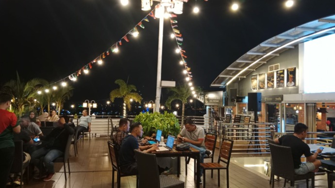 NOBAR : Area outdoor Terasky Restaurant menggelar nobar piala dunia setiap harinya. Pengunjung juga bisa nobar di area indoor di Transera Hotel Pontianak. (IST)