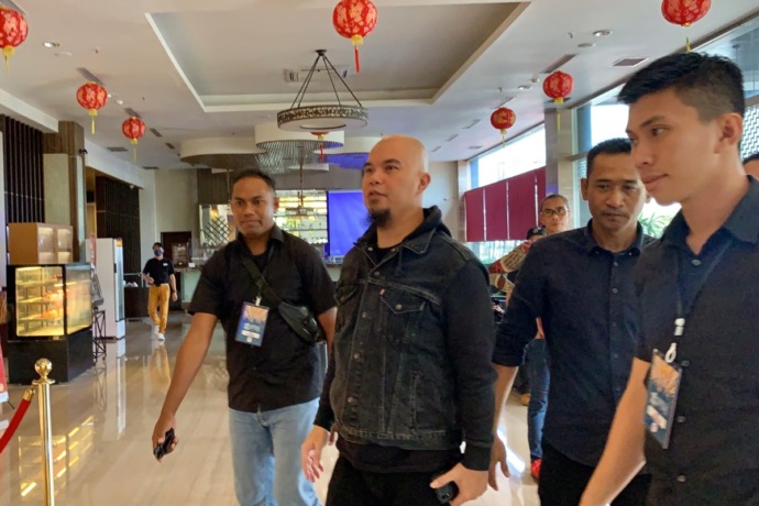 Ahmad Dhani saat tiba di Pontianak, Senin (30/1) pagi. foto Shando Safela