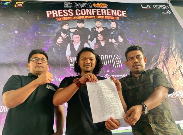 Pihak Sagaphoria bersama EO lokal Kalbar menunjukkan surat izin konser Dewa-19 di Makodam XII Tanjungpura 30 Januari 2023. foto Shando Safela