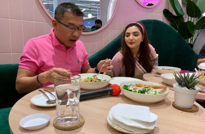 Anang dan Ashanty menikmati hidangqn bersama para wartawan di Lumiere GAIA Mall. foto Shando Safela