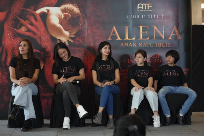 DERETAN AKTOR: Para pemain dan tim produksi saat konferensi pers peluncuran film thriller horor “Alena Anak Ratu Iblis” di XXI Epicentrum, Jakarta, Senin (2/1). IST