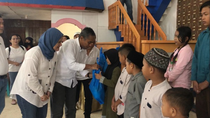BANTUAN : Manajemen PTPN XIII memberikan paket bantuan kepada penerima manfaat dalam program Mengetuk Pintu Langit.
