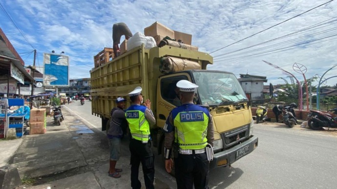 SOSIALISASI: Unit patroli Satlantas Polres Singkawang melakukan sosialisasi tertib lalu lintas dan imbauan penertiban kendaraan ODOL. IST