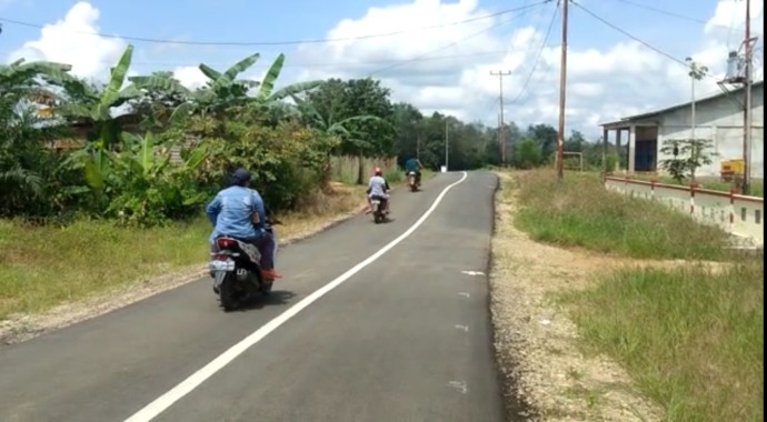 PERBAIKAN : Akses jalan di Kecamatan Tujuh Belas terlihat sudah mulus paska perbaikan yang dilakukan Pemkab Bengkayang menggunakan dana PEN tahun 2022. IST/ SIG/BENGKAYANG
