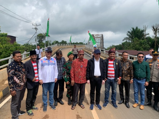 Gubernur Sutarmidji bersama enam kepala desa saat peresmian Jembatan Korek Pasak, Minggu (8/1). foto Shando Safela