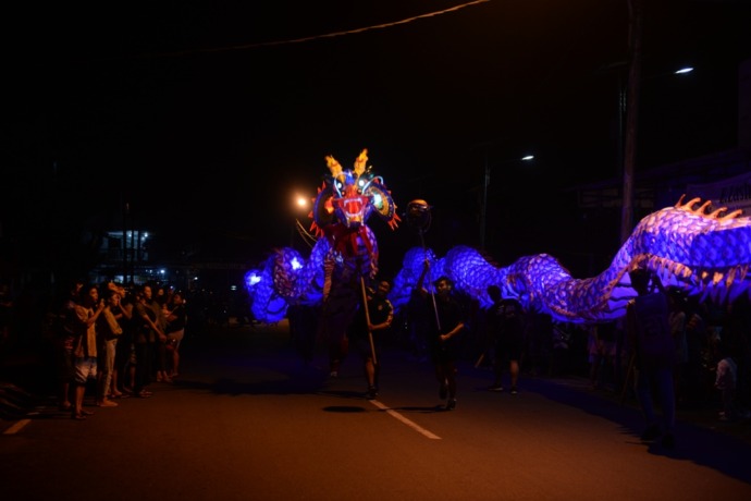 LATIHAN: Sejumlah personel pemadam kebakaran Vois Fire Fighter sedang latihan atraksi naga persiapan menyambut Cap Go Meh di Jalan AR Hakim, Selasa (12/1) malam. Dalam memeriahkan Cap Go Meh, Vois Fire Fighter akan menurunkan dua replika naga. (MEIDY KHAD