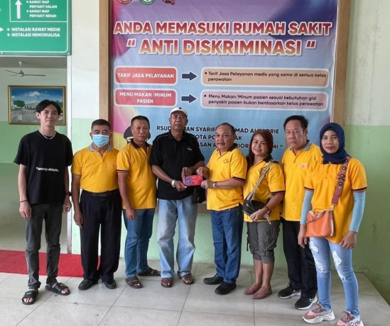 BANTU: Xing Fu kembali salurkan bantuan biaya berobat. (IST)