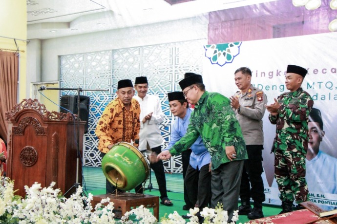 MENABUH: Wakil Wali Kota Pontianak, Bahasan (tengah) menabuh gendang menandai pembukaan MTQ ke-31 di Kecamatan Pontianak Kota. (IST)