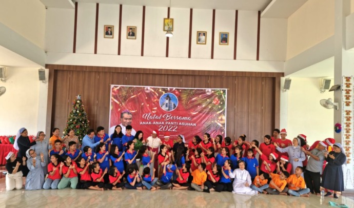 BERSAMA: Uskup Agung Pontianak, Mgr Agustinus Agus saat merayakan Natal Bersama 46 anak panti asuhan di Rumah Retret Johannes Paulus II, Anjongan. ISTIMEWA