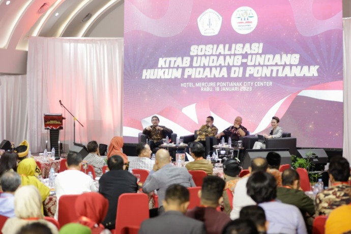 SOSIALISASI : Kegiatan sosialisasi KUHP Nasional dengan melibatkan banyak guru besar dari berbagai universitas digelar di Hotel Mercure Pontianak City Center pada Rabu (18/1)