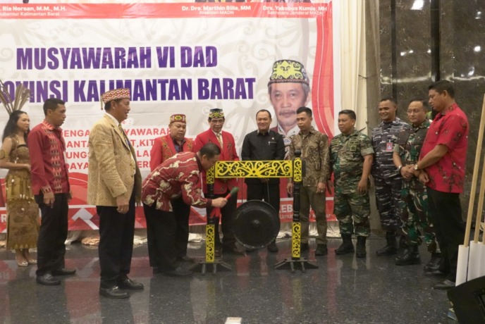 BUKA: Wakil Gubernur Kalbar, Ria Norsan saat membuka Musyawarah DAD Kalbar pada Jumat malam di Pontianak. (IST)