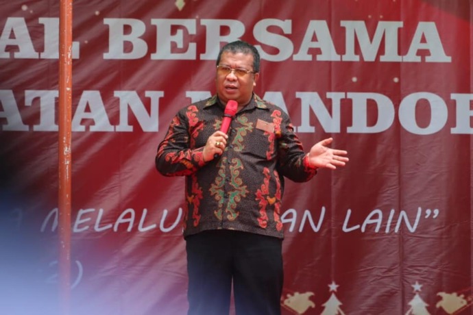 Ketua DPRD Landak Heri Saman menghadiri perayaan Natal bersama Pimpinan Cabang (PC) Persatuan Guru Republik Indonesia (PGRI) Kecamatan Mandor di SMKN 01 Mandor, Rabu, (25/1). (Ist)