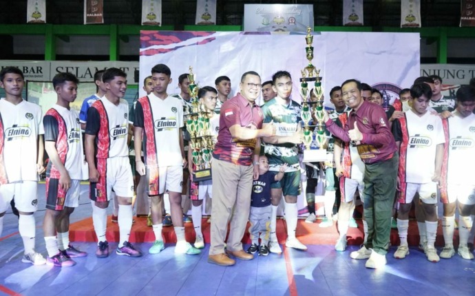 JUARA : Tim Futsal Bank Kalbar keluar sebagai juara dalam Turnamen Futsal Kajati Cup 2023. Kepala Kajati, Masyhudi (kanan) menyerahkan piala kepada Kapten tim Futsal Bank Kalbar, Diaz dan disaksikan langsung oleh Direktur Utama Bank Kalbar, Rokidi. BANK K