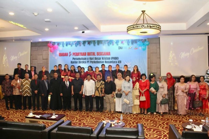 PERAYAAN : Foto bersama Kegiatan Perayaan Natal Oikumene PTPN XIII di Hotel Mercure Pontianak, Jumat (13/1). ISTIMEWA