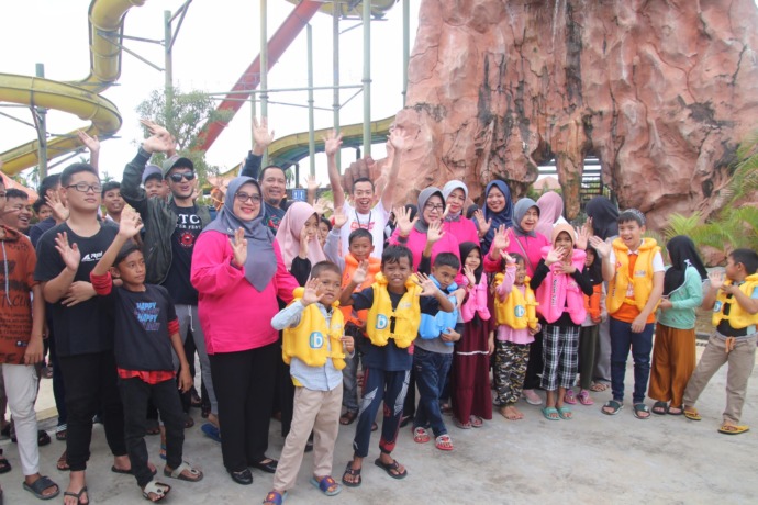 ANAK-ANAK : Ketua TP-PKK Kalbar Lismaryani berfoto bersama anak-anak yatim dan duafa saat diajak berenang di Paradis Q Water Park, Kubu Raya, Sabtu (7/1). BIRO ADPIM KALBAR FOR PONTIANAK POST