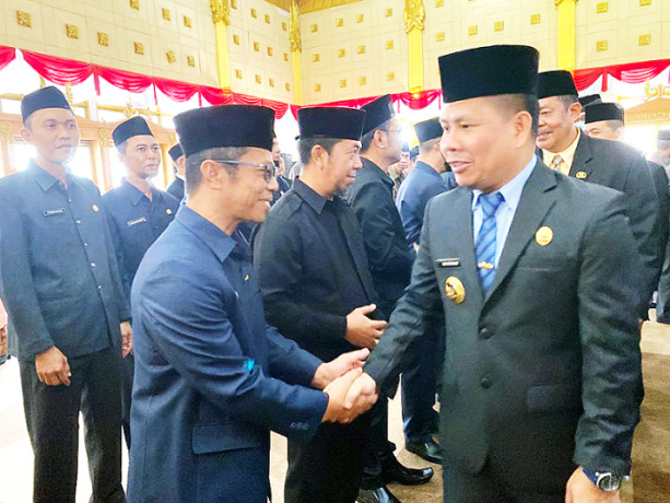 LANTIK :  Bupati Sambas bersama Sekda sampaikan ucapan selamat kepada sejumlah pejabat yang dilantik. IST/FAH/SAMBAS