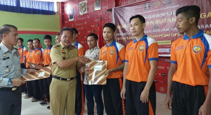 IJAZAH :  Bupati Sanggau, Paolus Hadi menyerahkan ijazah kepada warga binaan pemasyarakatan yang telah lulus mengikuti PAket A, B dan C. SUGENG/PONTIANAK POST