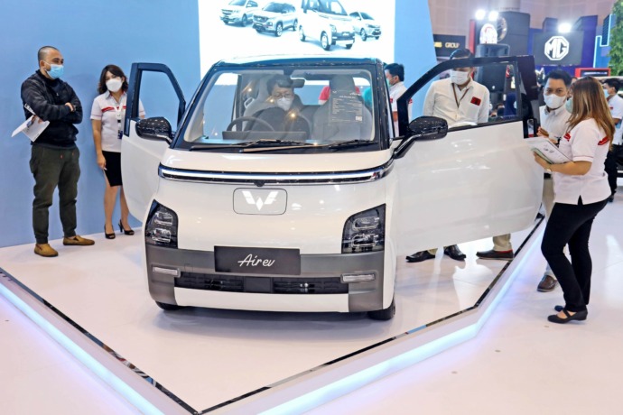 MOBIL LISTRIK: Antusias pengunjung pameran saat melihat Wuling Airev dipameran otomotif terbesar di Surabaya. Wacana subsidi kendaraan listrik pengaruhi kinerja penjualan diler. Mereka minta pemerintah segera beri kejelasan. PUGUH SUJIATMIKO/JAWA POS