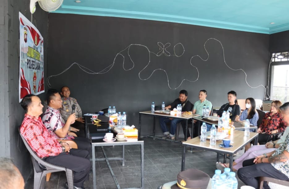Kapolres Landak AKBP I Nyoman Budi Artawan menggelar Jumat Curhat bersama sejumlah pemilik kafe di Kecamatan Ngabang, Jumat (27/1).  (Ist)