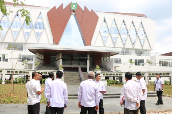 TINJAU : Sekda Kalbar Harisson meninjau gedung terpadu di kompleks kantor gubernur yang bakal diresmikan saat HUT ke-66 Pemprov Kalbar 28 Januari 2023. (BIRO ADPIM KALBAR FOR PONTIANAK POST)