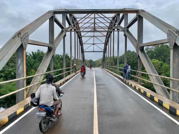 BUKA KETERISOLIRAN: Warga melintas di Jembatan Korek Pasak, Kubu Raya, yang baru saja diresmikan Gubernur Sutarmidji, Minggu (8/1). Jembatan ini membuka keterisoliran enam desa di seberang sungai. SHANDO SAFELA/PONTIANAK POST