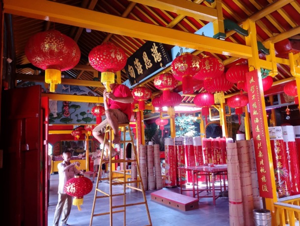 PASANG LAMPION: Pengurus memasang lampion disudut vihara agar lebih semarak. (HARYADI/PONTIANAK POST)