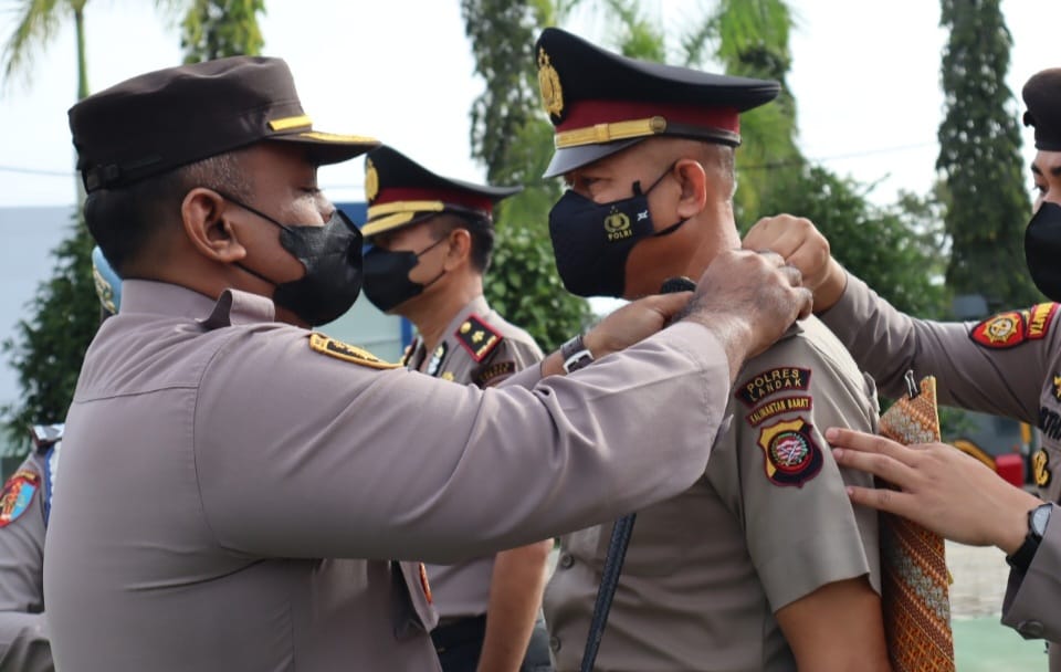 Prosesi kenaikan pangkat di Mapolres Landak, Senin (2/1). (Miftahul Khair/Pontianak Post)