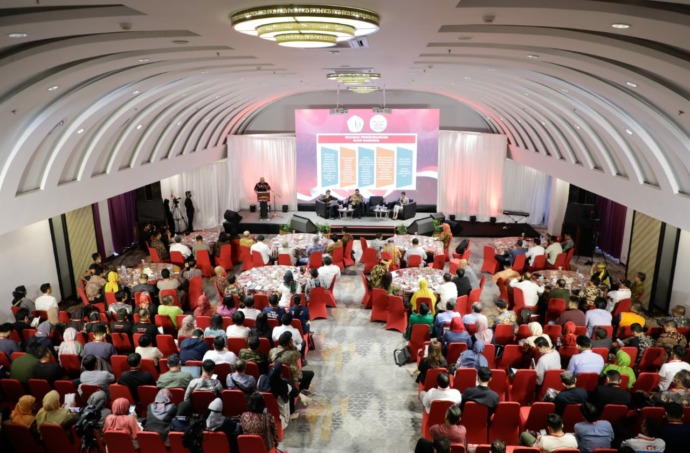 SOSIALISASI : Kegiatan sosialisasi KUHP Nasional dengan melibatkan banyak guru besar dari berbagai universitas digelar di Hotel Mercure Pontianak City Center pada Rabu (18/1)