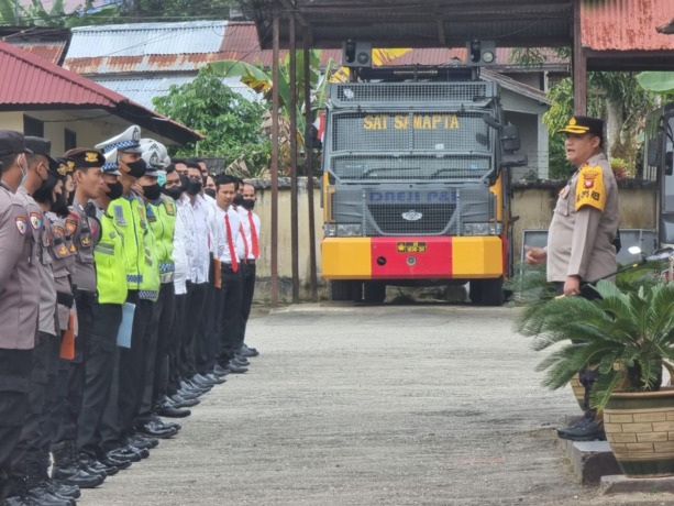 Kapolres Landak AKBP I Nyoman Budi Artawan memimpin apel di mapolres Landak, Senin (9/1). (IST)