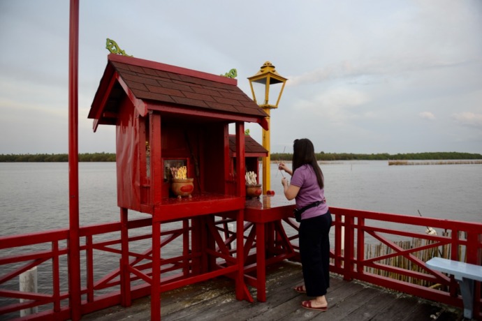 ASET WISATA: Pengunjung Kelenteng Dharma Bakti Xiao Yi Shen Tang saat melakukan sembahyang di altar pelataran kelenteng, Kamis (12/1). Kelenteng yang berdiri kokoh di tengah laut ini konon merupakan satu-satunya di dunia. Selain sebagai tempat ibadah, kel