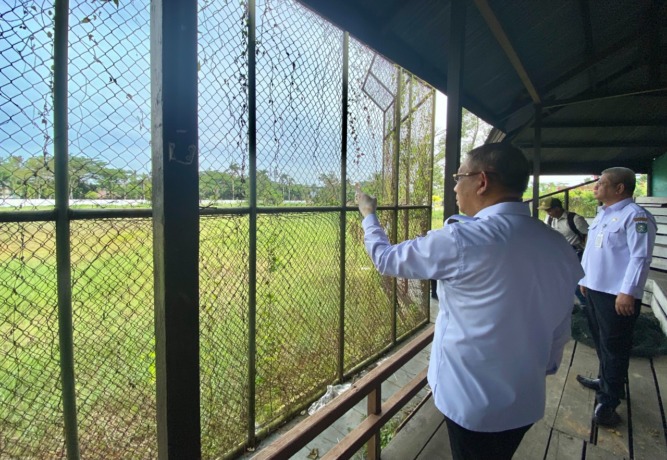 TINJAU GOR: Gubernur Sutarmidji didampingi Sekda dan beberapa kepala dinas meninjau lahan yang akan dibangun GOR Terpadu. Gedung olahraga ini akan menjadi yang terbesar dengan fasilitas penunjang olahraga standar internasional. SHANDO SAFELA/PONTIANAK POS